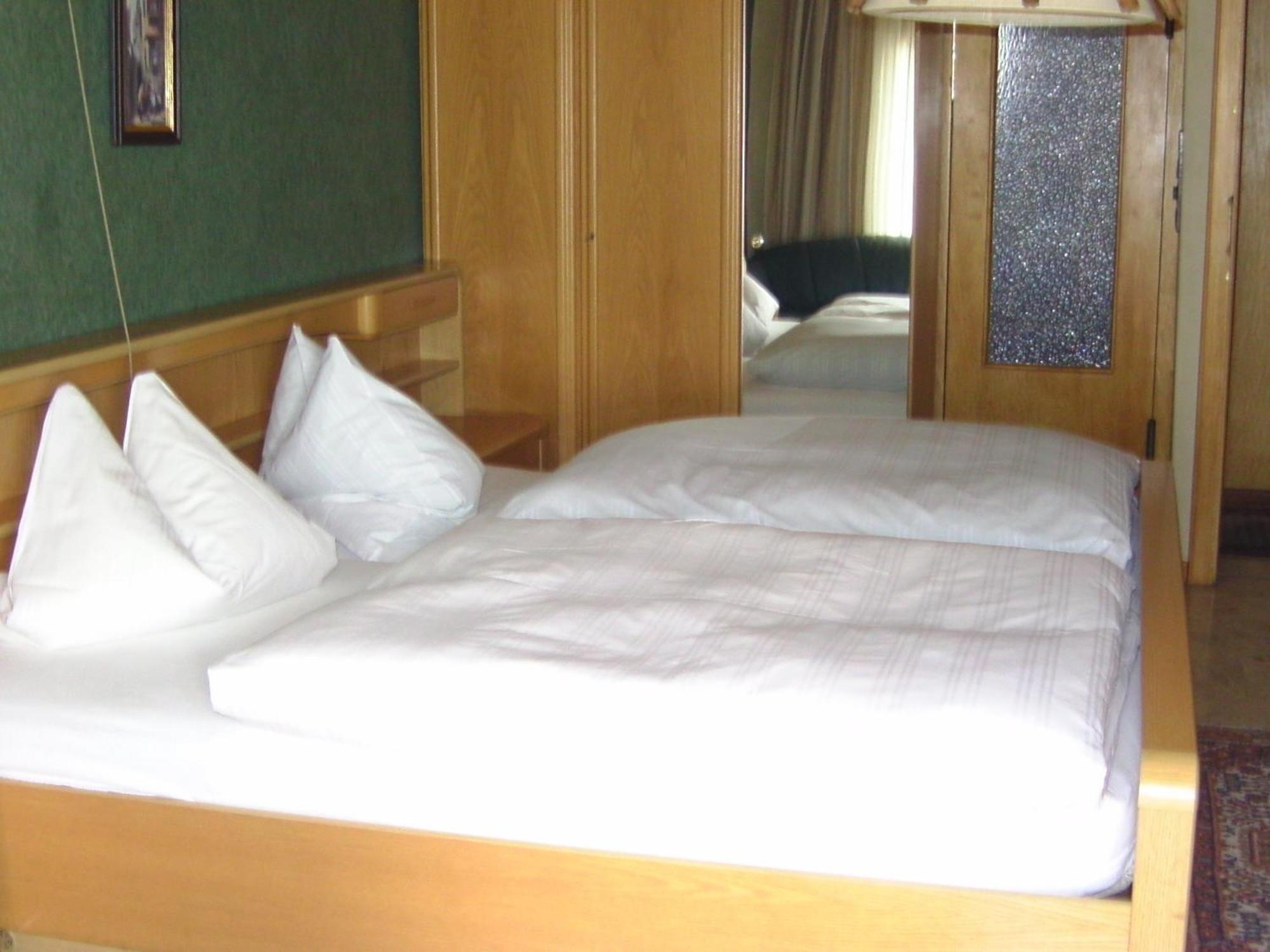 Hotel Zur Guten Quelle Selters  Bagian luar foto